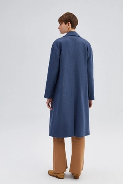 Ein Bekleidungsmodell aus dem Großhandel trägt 34589 - Double Breasted Fleece Coat, türkischer Großhandel Mantel von Touche Prive