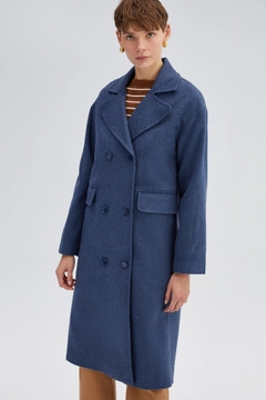 Bir model, Touche Prive toptan giyim markasının 34589 - Double Breasted Fleece Coat toptan Kaban ürününü sergiliyor.
