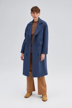 Bir model, Touche Prive toptan giyim markasının 34589 - Double Breasted Fleece Coat toptan Kaban ürününü sergiliyor.