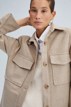 Una modella di abbigliamento all'ingrosso indossa 34590 - Pocket Detailed Fleece Jacket, vendita all'ingrosso turca di Giacca di Touche Prive