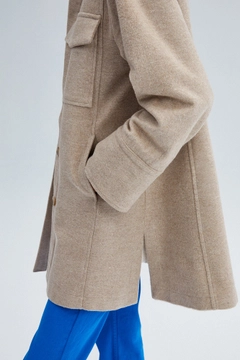 Una modella di abbigliamento all'ingrosso indossa 34590 - Pocket Detailed Fleece Jacket, vendita all'ingrosso turca di Giacca di Touche Prive