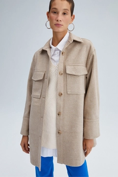 Bir model, Touche Prive toptan giyim markasının 34590 - Pocket Detailed Fleece Jacket toptan Ceket ürününü sergiliyor.