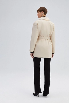 Ένα μοντέλο χονδρικής πώλησης ρούχων φοράει 34592 - Oversize Puffer Jacket, τούρκικο Μπουφάν χονδρικής πώλησης από Touche Prive