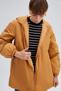 Ένα μοντέλο χονδρικής πώλησης ρούχων φοράει 34596 - Oversize Puffer Jacket, τούρκικο Σακάκι χονδρικής πώλησης από Touche Prive