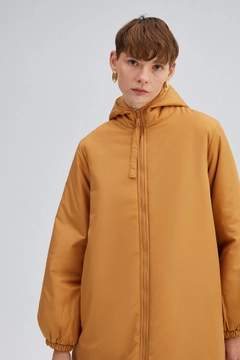 Una modelo de ropa al por mayor lleva 34596 - Oversize Puffer Jacket, Abrigo turco al por mayor de Touche Prive