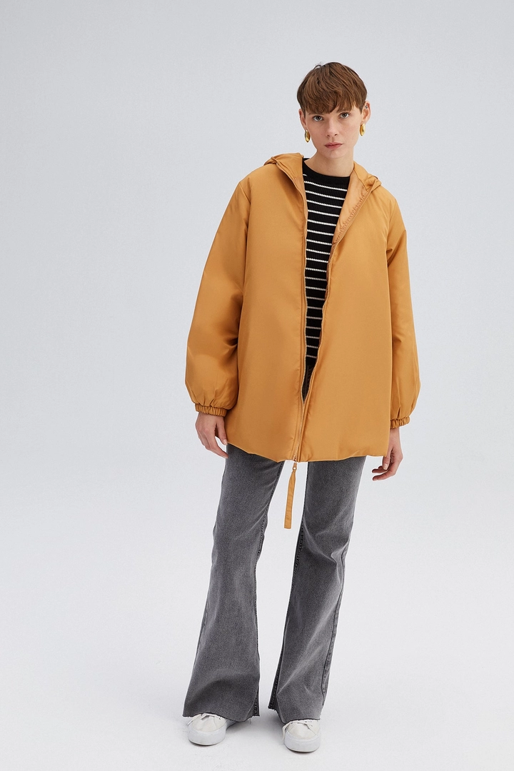 Ein Bekleidungsmodell aus dem Großhandel trägt 34596 - Oversize Puffer Jacket, türkischer Großhandel Mantel von Touche Prive