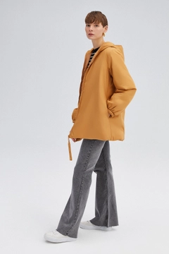 Ένα μοντέλο χονδρικής πώλησης ρούχων φοράει 34596 - Oversize Puffer Jacket, τούρκικο Σακάκι χονδρικής πώλησης από Touche Prive