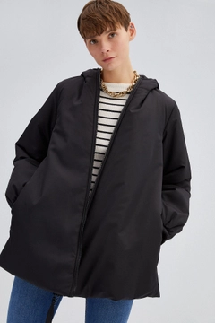 Een kledingmodel uit de groothandel draagt 34597 - Oversize Puffer Jacket, Turkse groothandel Jas van Touche Prive