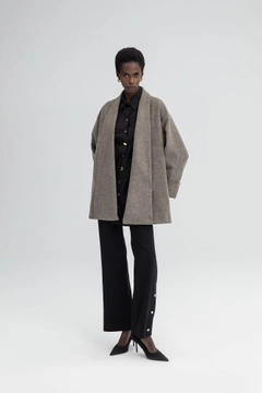 Una modella di abbigliamento all'ingrosso indossa 34504 - Shawl Collar Fleece Coat, vendita all'ingrosso turca di Cappotto di Touche Prive