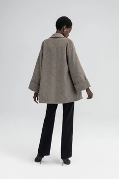 Bir model, Touche Prive toptan giyim markasının 34504 - Shawl Collar Fleece Coat toptan Kaban ürününü sergiliyor.