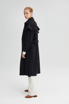 Una modelo de ropa al por mayor lleva 34646 - Lace Detailed Coat With Belt, Abrigo turco al por mayor de Touche Prive