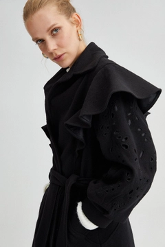 Bir model, Touche Prive toptan giyim markasının 34646 - Lace Detailed Coat With Belt toptan Kaban ürününü sergiliyor.