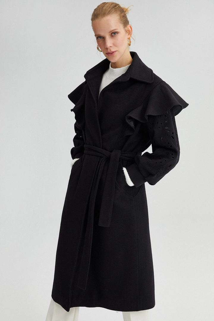 Ein Bekleidungsmodell aus dem Großhandel trägt 34646 - Lace Detailed Coat With Belt, türkischer Großhandel Mantel von Touche Prive