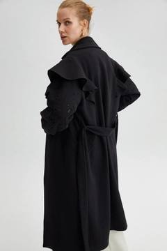 Una modella di abbigliamento all'ingrosso indossa 34646 - Lace Detailed Coat With Belt, vendita all'ingrosso turca di Cappotto di Touche Prive