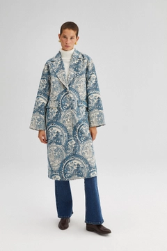 Ein Bekleidungsmodell aus dem Großhandel trägt 34666 - Patterned Maxi Jacket, türkischer Großhandel Jacke von Touche Prive