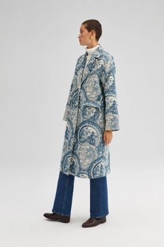 Ein Bekleidungsmodell aus dem Großhandel trägt 34666 - Patterned Maxi Jacket, türkischer Großhandel Jacke von Touche Prive