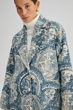 Bir model, Touche Prive toptan giyim markasının 34666 - Patterned Maxi Jacket toptan Ceket ürününü sergiliyor.