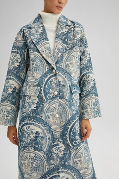 Een kledingmodel uit de groothandel draagt 34666 - Patterned Maxi Jacket, Turkse groothandel Jasje van Touche Prive