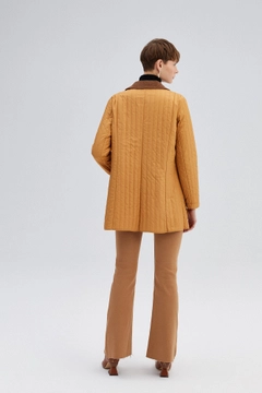 Un mannequin de vêtements en gros porte 34668 - Quilted Coat, Manteau en gros de Touche Prive en provenance de Turquie