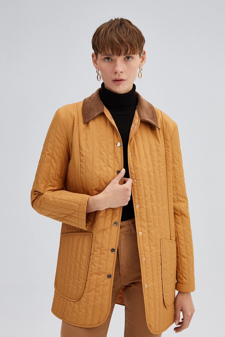 Una modelo de ropa al por mayor lleva 34668 - Quilted Coat, Abrigo turco al por mayor de Touche Prive