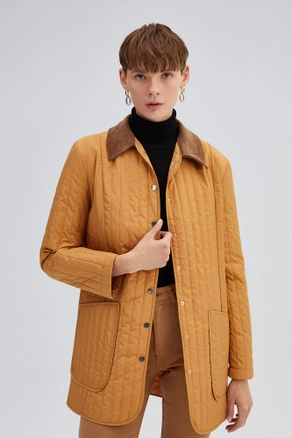 A model wears 34668 - Quilted Coat, wholesale Coat of Touche Prive to display at Lonca