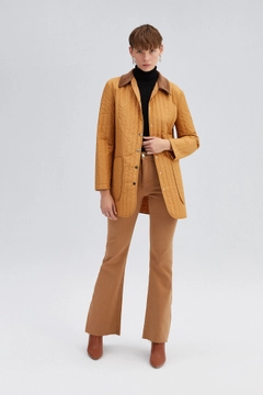 Una modella di abbigliamento all'ingrosso indossa 34668 - Quilted Coat, vendita all'ingrosso turca di Cappotto di Touche Prive