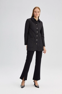 Una modella di abbigliamento all'ingrosso indossa 34669 - Quilted Coat, vendita all'ingrosso turca di Cappotto di Touche Prive