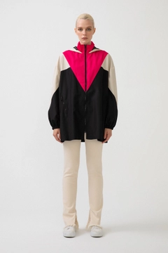 Een kledingmodel uit de groothandel draagt 34672 - Multi Colored Raincoat, Turkse groothandel Regenjas van Touche Prive
