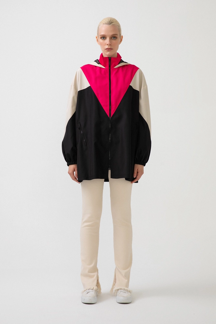 Ein Bekleidungsmodell aus dem Großhandel trägt 34672 - Multi Colored Raincoat, türkischer Großhandel Regenmantel von Touche Prive