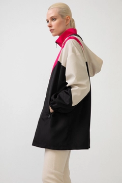 Bir model, Touche Prive toptan giyim markasının 34672 - Multi Colored Raincoat toptan Yağmurluk ürününü sergiliyor.