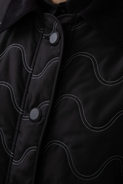 Ein Bekleidungsmodell aus dem Großhandel trägt 34674 - Quilted Jacked With Velvet Neck, türkischer Großhandel Jacke von Touche Prive