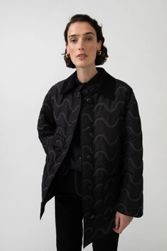 Bir model, Touche Prive toptan giyim markasının 34674 - Quilted Jacked With Velvet Neck toptan Ceket ürününü sergiliyor.