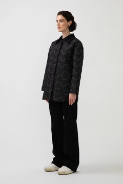 Bir model, Touche Prive toptan giyim markasının 34674 - Quilted Jacked With Velvet Neck toptan Ceket ürününü sergiliyor.