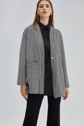 A model wears 34677 - Gingham Jacket, wholesale Jacket of Touche Prive to display at Lonca