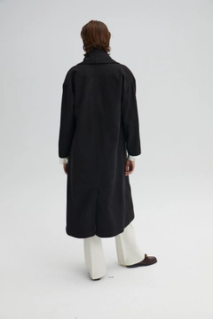 Ein Bekleidungsmodell aus dem Großhandel trägt 34680 - Belted Fleece Coat, türkischer Großhandel Mantel von Touche Prive