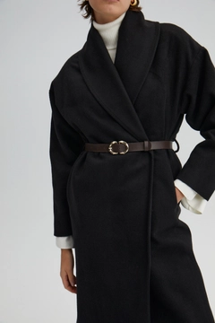 Bir model, Touche Prive toptan giyim markasının 34680 - Belted Fleece Coat toptan Kaban ürününü sergiliyor.