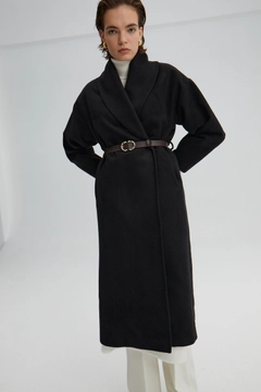 Bir model, Touche Prive toptan giyim markasının 34680 - Belted Fleece Coat toptan Kaban ürününü sergiliyor.
