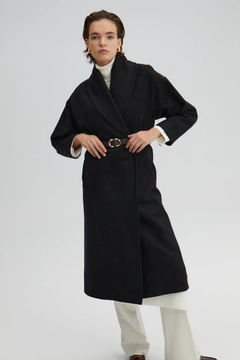 Una modella di abbigliamento all'ingrosso indossa 34680 - Belted Fleece Coat, vendita all'ingrosso turca di Cappotto di Touche Prive