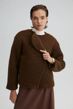 Ένα μοντέλο χονδρικής πώλησης ρούχων φοράει 34687 - Plush Coat, τούρκικο Σακάκι χονδρικής πώλησης από Touche Prive