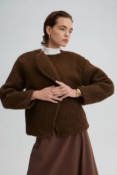 Una modella di abbigliamento all'ingrosso indossa 34687 - Plush Coat, vendita all'ingrosso turca di Cappotto di Touche Prive