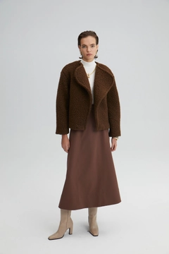 Una modella di abbigliamento all'ingrosso indossa 34687 - Plush Coat, vendita all'ingrosso turca di Cappotto di Touche Prive