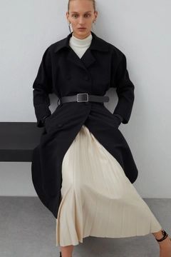 Un mannequin de vêtements en gros porte 34690 - Double Breasted Trenchcoat With Belt, Trench-Coat en gros de Touche Prive en provenance de Turquie