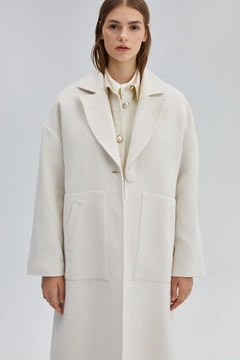 Una modella di abbigliamento all'ingrosso indossa 34693 - Tweed Coat, vendita all'ingrosso turca di Cappotto di Touche Prive
