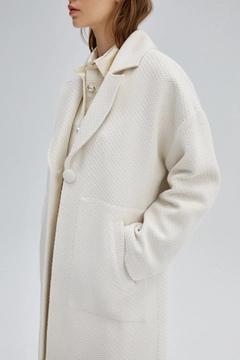 Bir model, Touche Prive toptan giyim markasının 34693 - Tweed Coat toptan Kaban ürününü sergiliyor.