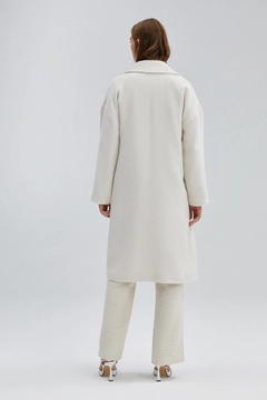 Una modella di abbigliamento all'ingrosso indossa 34693 - Tweed Coat, vendita all'ingrosso turca di Cappotto di Touche Prive