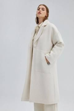 Ein Bekleidungsmodell aus dem Großhandel trägt 34693 - Tweed Coat, türkischer Großhandel Mantel von Touche Prive