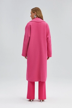 Un mannequin de vêtements en gros porte 34694 - Tweed Coat, Manteau en gros de Touche Prive en provenance de Turquie