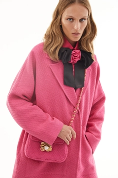Bir model, Touche Prive toptan giyim markasının 34694 - Tweed Coat toptan Kaban ürününü sergiliyor.