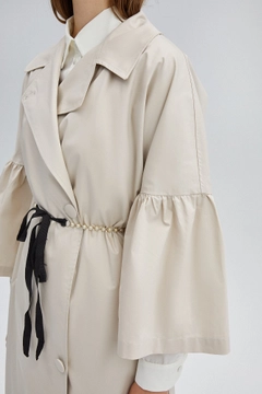 Una modella di abbigliamento all'ingrosso indossa 34699 - Trenchcoat With Pearl Belt, vendita all'ingrosso turca di Impermeabile di Touche Prive