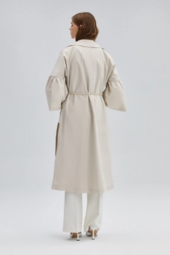 Ein Bekleidungsmodell aus dem Großhandel trägt 34699 - Trenchcoat With Pearl Belt, türkischer Großhandel Trenchcoat von Touche Prive